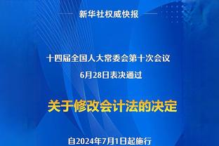 谁是老大一目了然！湖人定妆照 里夫斯拿球站C位 詹眉像保镖